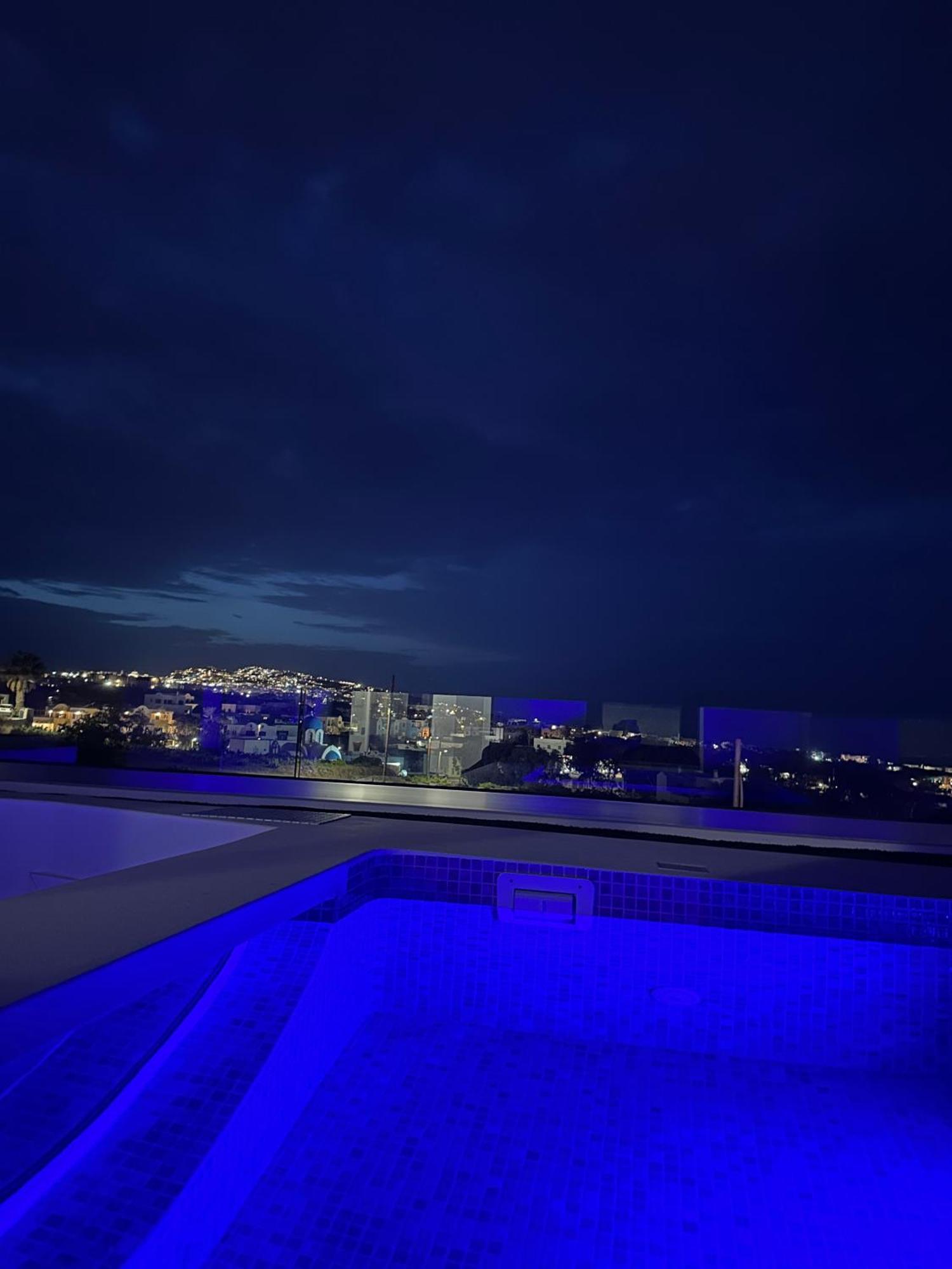 Elvis' * Fira (Santorini)